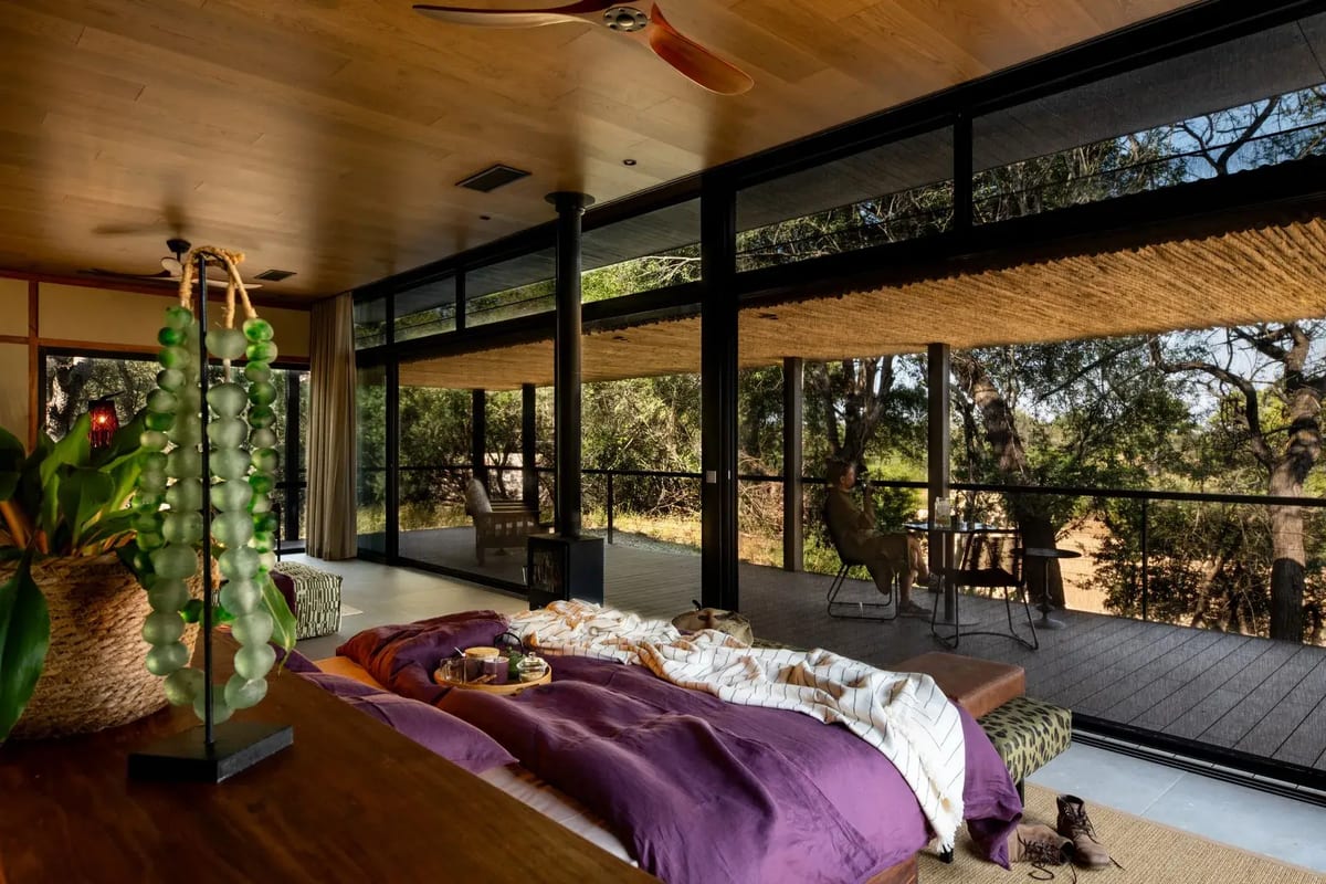 Tanda Tula interior room bed