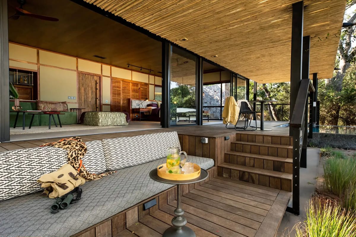 Tanda Tula interior deck