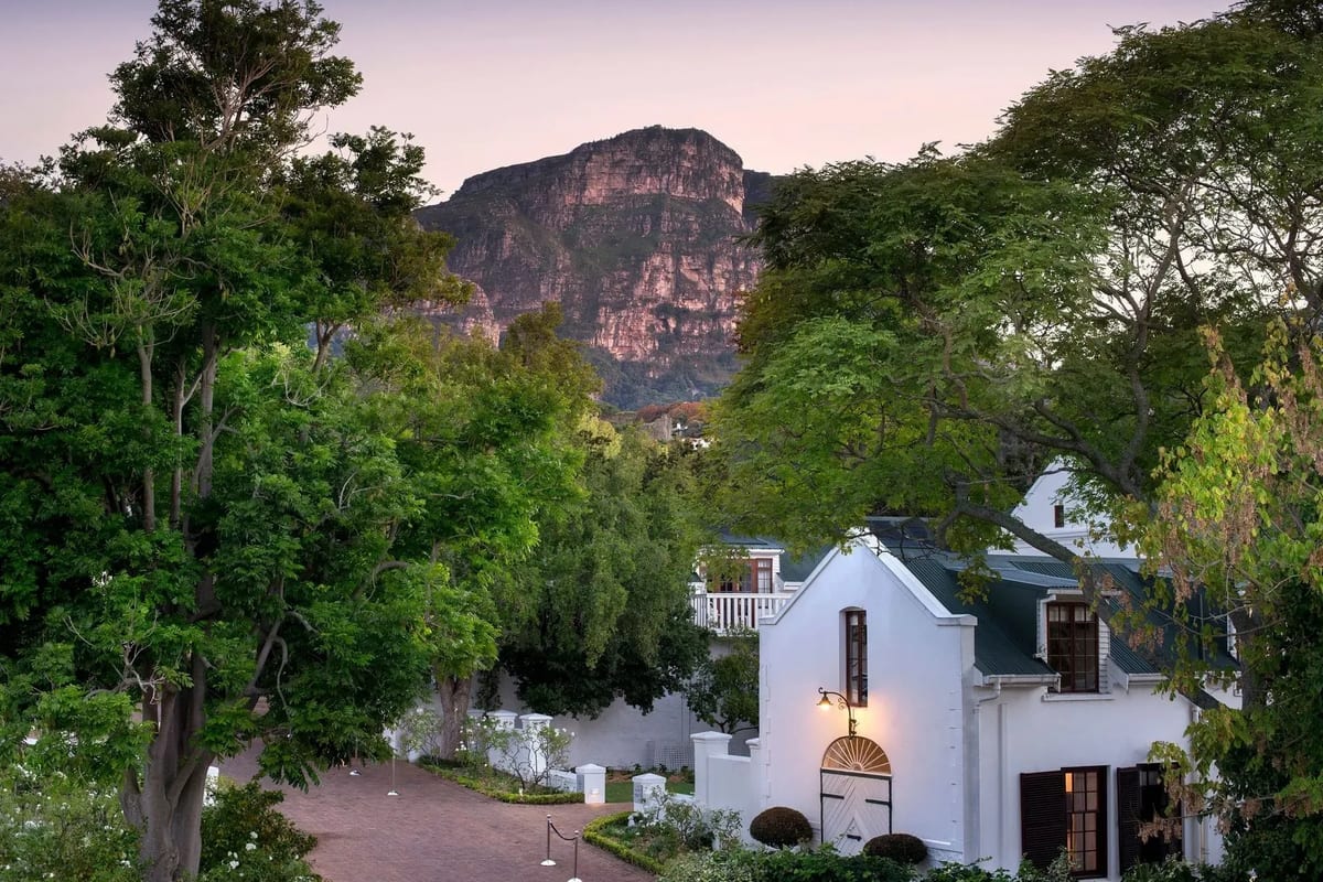 Cellars-Hohenort building with mountain view boutique wedding